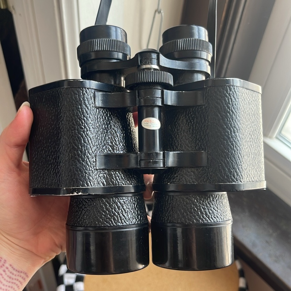 Vintage Black Binoculars with Textured Grip and Central Focus Wheel - Picture 2 of 6